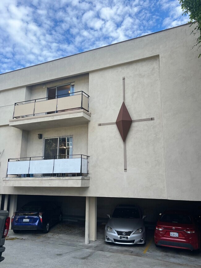 Building Photo - 10350 Almayo Ave