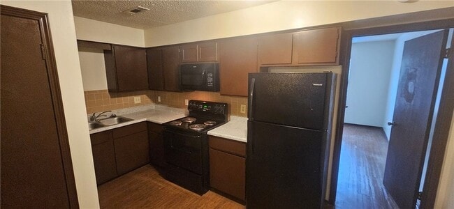 Foto del edificio - 635 Whitham Ave