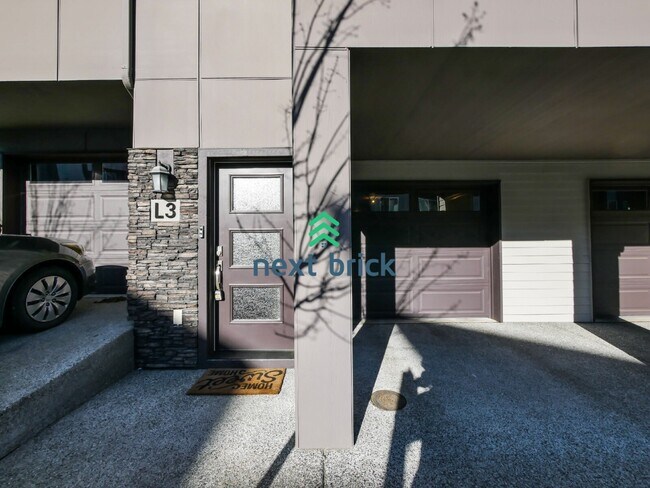 Foto del edificio - 3 Bed and 3 Bath Stunning Townhome is Available for Rent!