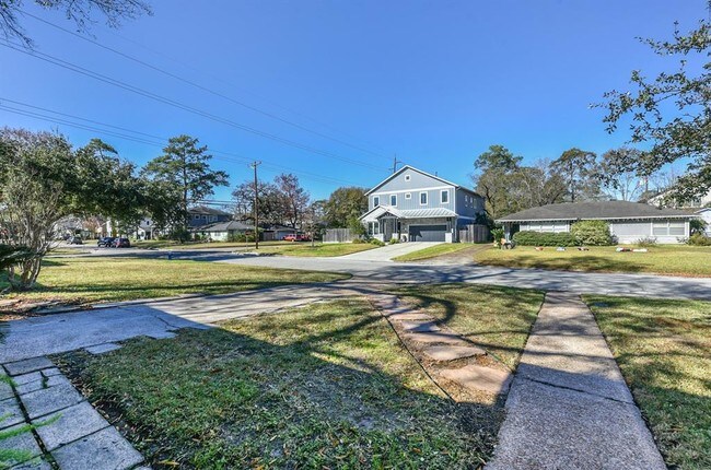 Building Photo - 1349 Martin St