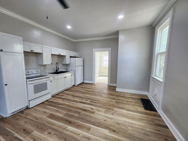 Building Photo - 1st Floor Apartment - 3 Bedroom/2 Bath Apa...