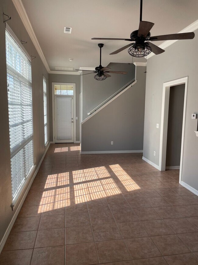 Foto del edificio - Beautiful 3 bed 2.5 bath townhouse with fe...