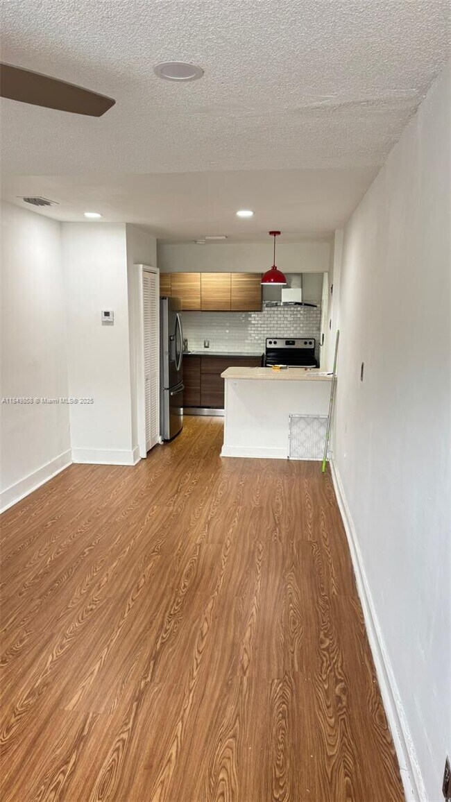 Foto del edificio - 4500 NW 195th St