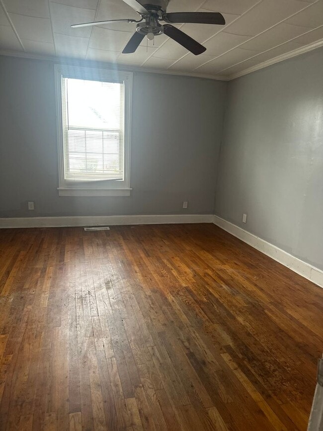 Building Photo - Spacious 3 bedroom 1 bath home