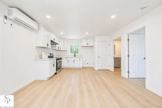 Building Photo - 1428 W 59th St