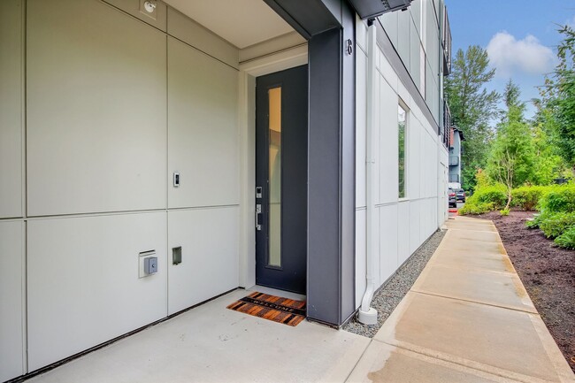 Building Photo - Stunning Modern Townhome in Sammamish!