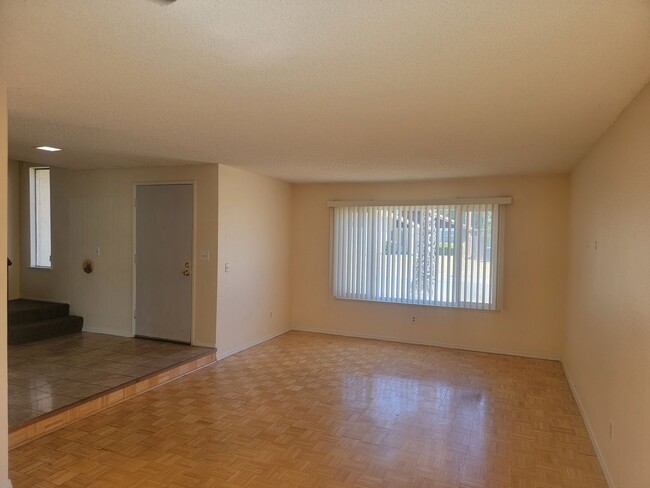 Foto del edificio - Great 4 Bedroom 2.5 Bath in South Natomas