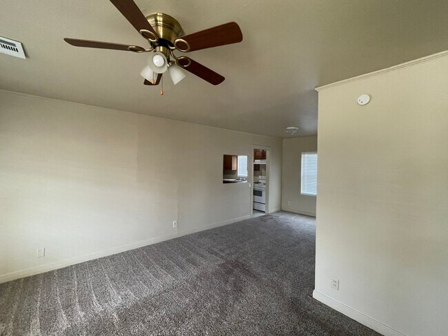 Building Photo - 2 bed 1 bath, 1 car garage with fully fenc...