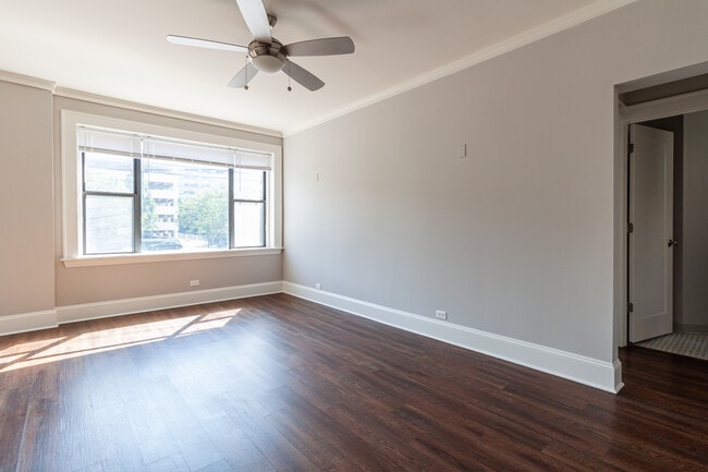 Building Photo - 827 W Lakeside Pl