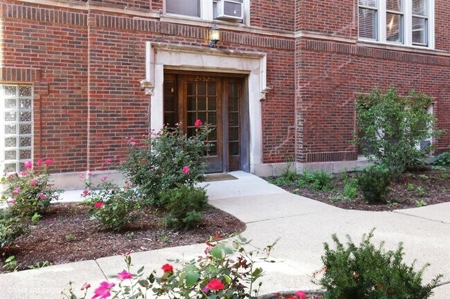 Building Photo - 2452 W Addison St