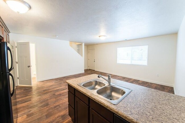 Foto del edificio - WATERS EDGE! Gorgeous Townhome, Now Leasing!