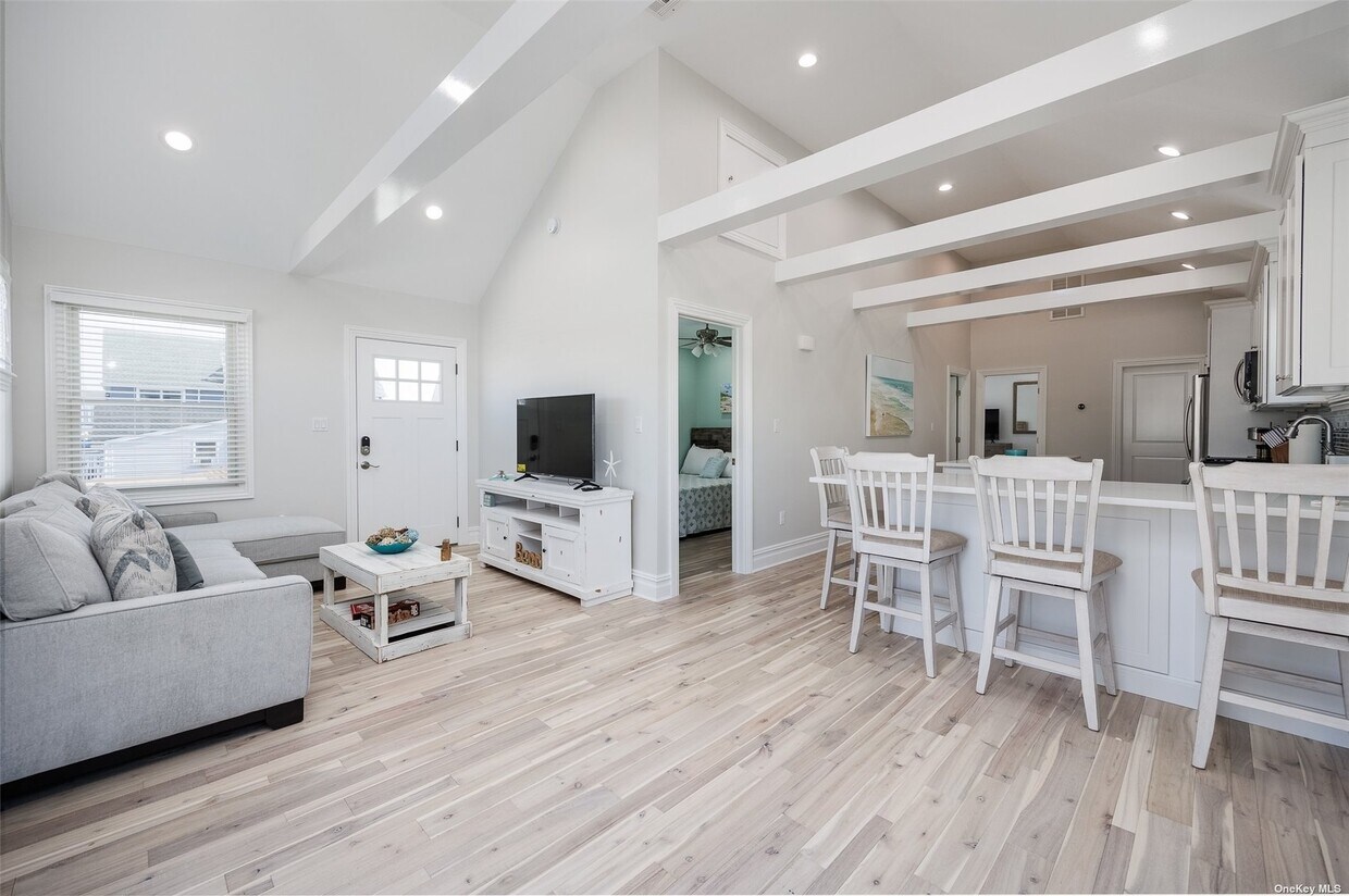 24 Pennsylvania Ave Unit Upper, Long Beach, NY 11561 Room for Rent in