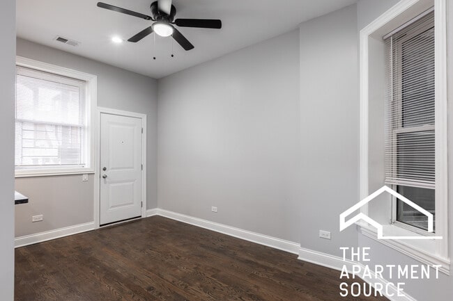 Building Photo - 908 W Montrose Ave