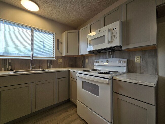 Foto del edificio - PRICE REDUCTION - AVAILABLE NOW!