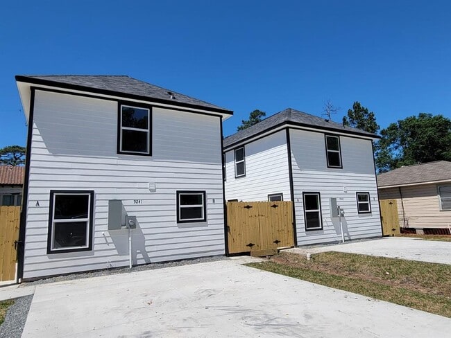 Building Photo - 9243 Seeker St