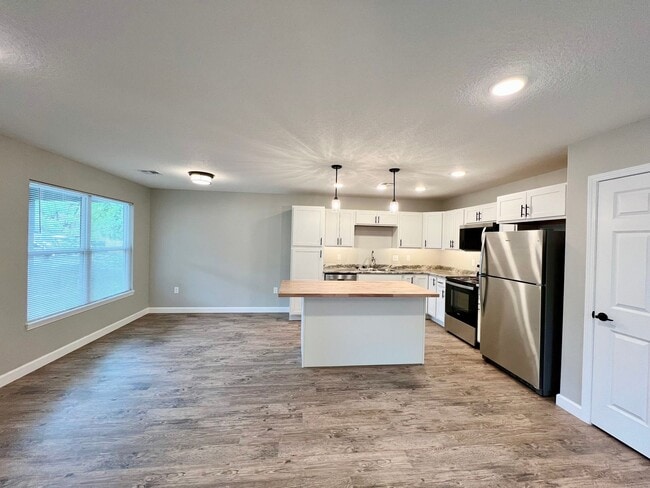 Building Photo - Newly Built 4 Bed/4.5 Bath in Central MHK