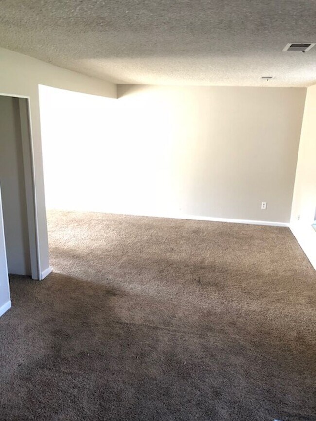 Foto del edificio - Newly Remodeled 4 bedroom 2.5 bathroom Tow...