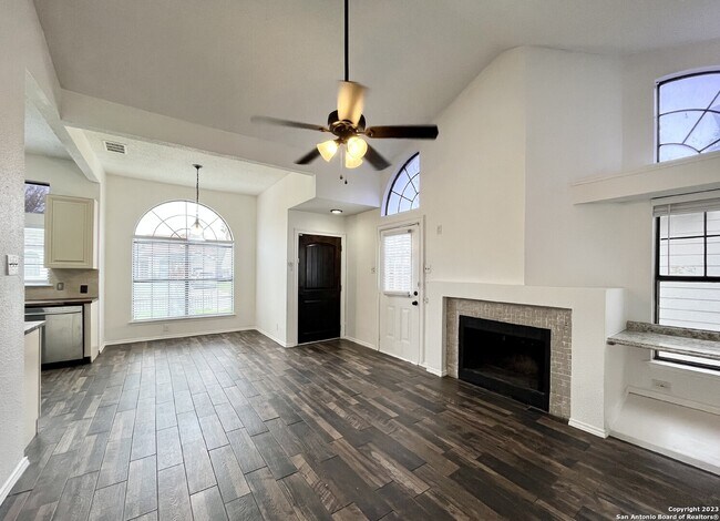 Foto del edificio - 6311 Village Cliff