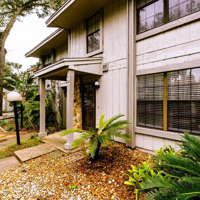 Building Photo - 9 Oakwood Park