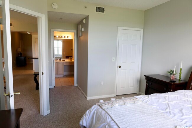 Building Photo - 2060 Greenview Shores Blvd