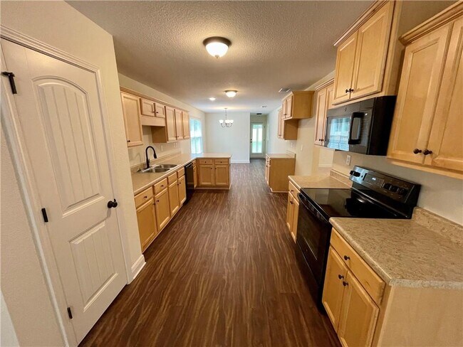 Building Photo - 1185 Forest Glen Dr W