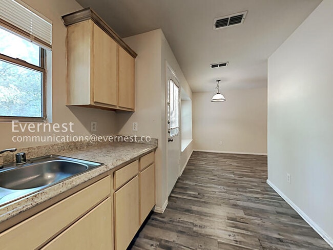 Foto del edificio - 320 Ezekial Ave