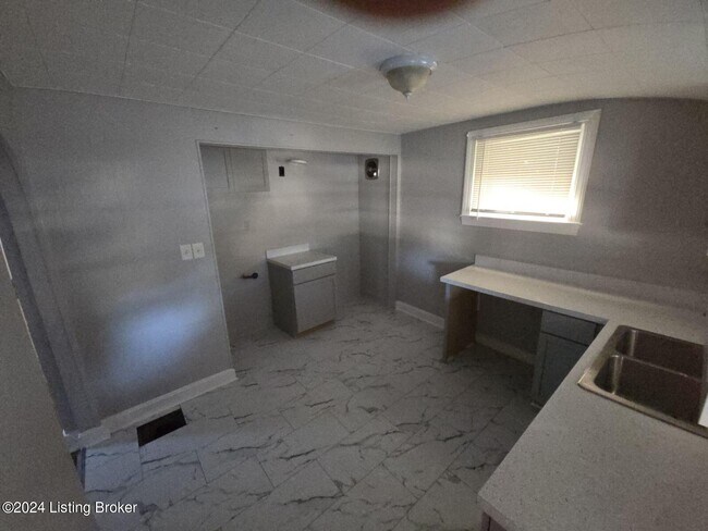 Building Photo - 251 Delmont Ave