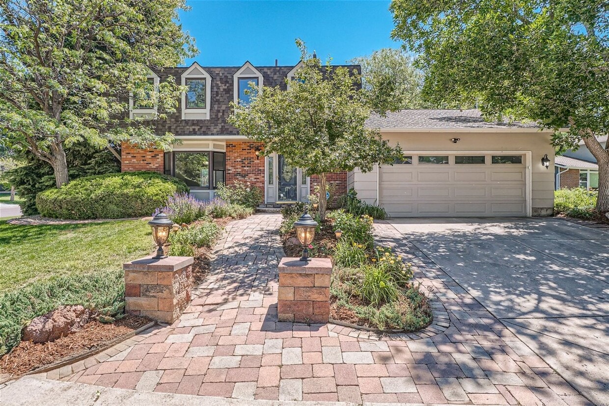 Primary Photo - Stunning Home by Arapahoe Lake