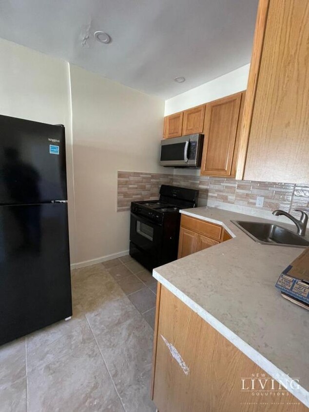 Foto principal - 3 bedroom in BROOKLYN NY 11208