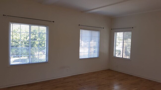 Spacious living room - 1944 N Hoover St