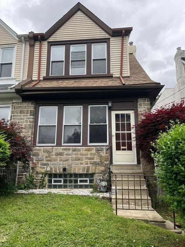 Primary Photo - Beautiful 3 Bedroom, 1 Full bath and 2 Hal...