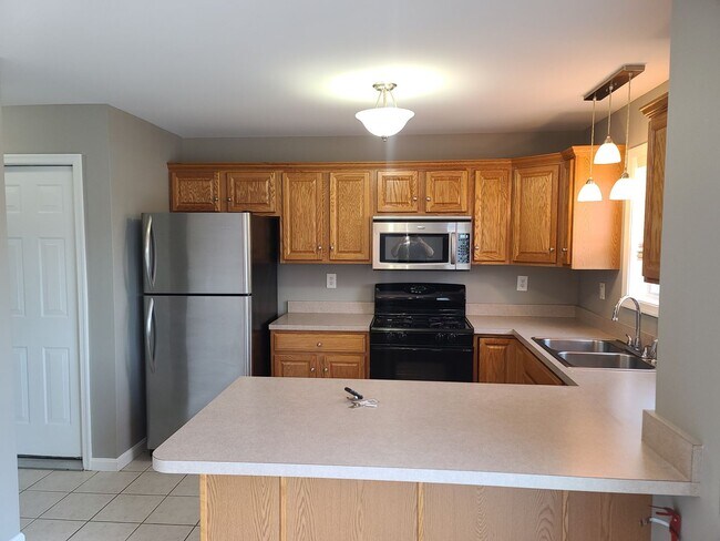 Building Photo - 3 Bedroom 2 1/2 bath end unit Townhome for Rent in Waynesboro