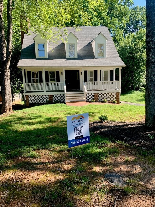 Building Photo - Two-Story Cape Cod- 3 Bed 2 Bath Greensbor...