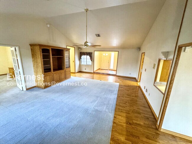 Building Photo - Beautiful 4-Bedroom Home with Garage / Pet-Friendly / Available Now!