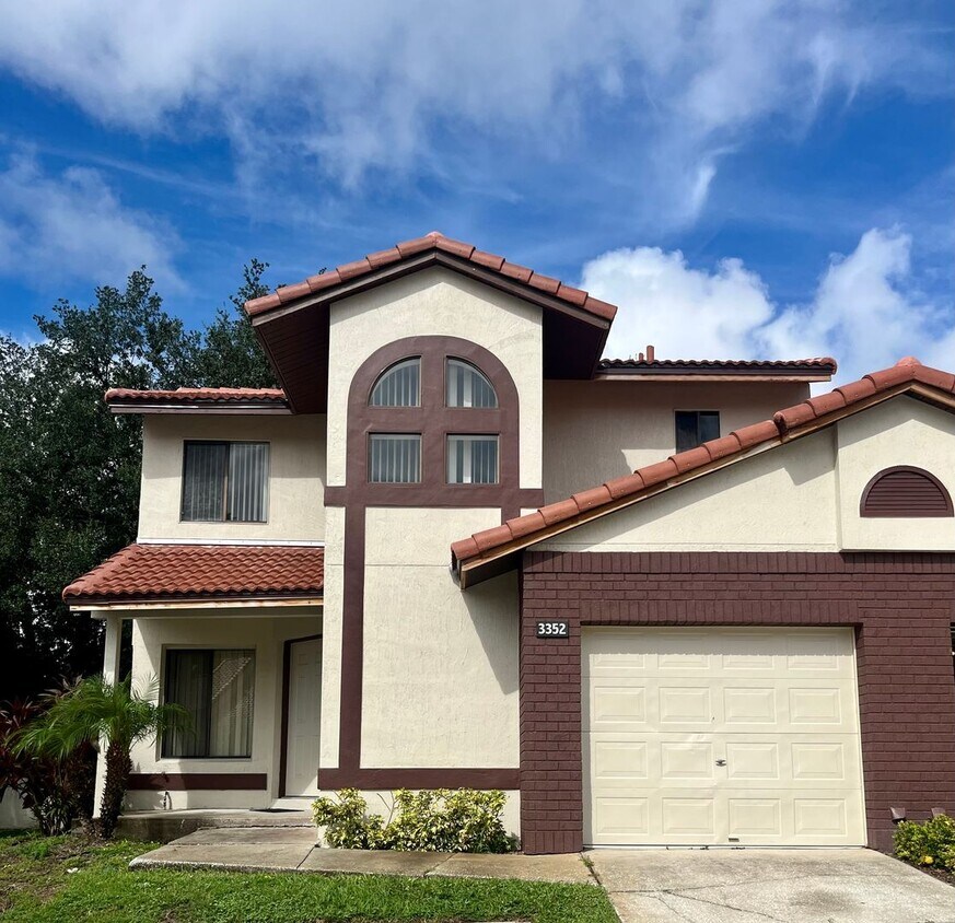 Primary Photo - Newly Listed 2 Bed / 2.5 Bath Townhouse wi...