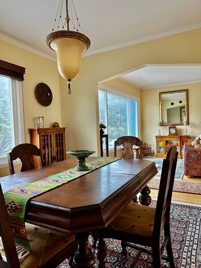 Building Photo - Fully Furnished 2 bed/1bath across from Go...
