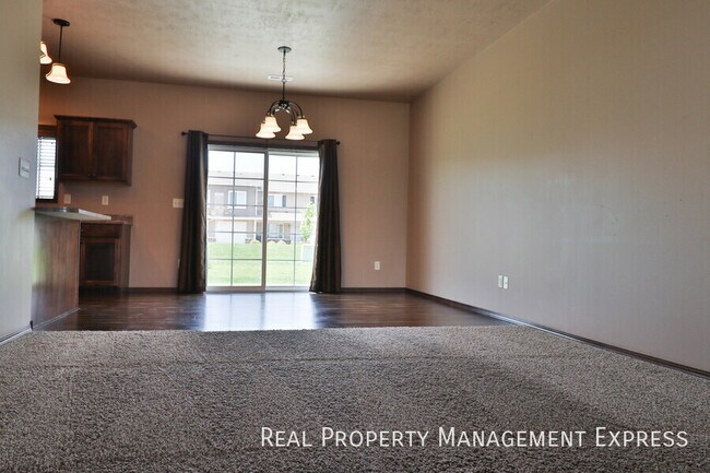 Foto del edificio - Beautiful 2 Story Townhome with Loads of A...