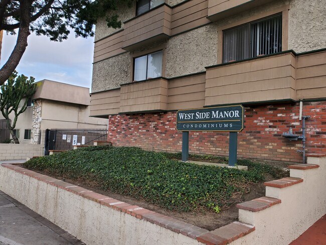 Building Photo - 400 W 223rd St