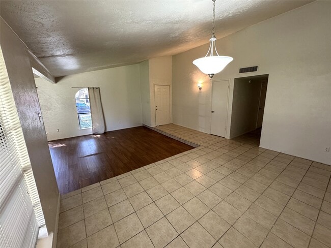 Building Photo - 2006 Quail Valley E Dr