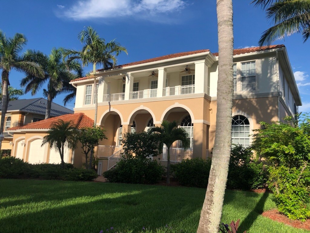 Foto principal - 18150 Old Pelican Bay Dr
