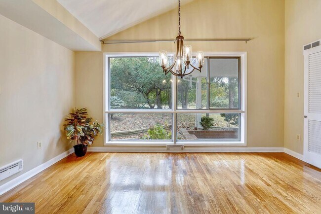 Foto del edificio - 6048 Rossmore Dr