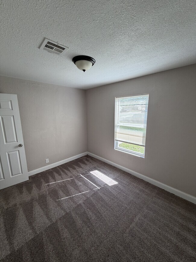 Foto del edificio - 1557 N Volutsia