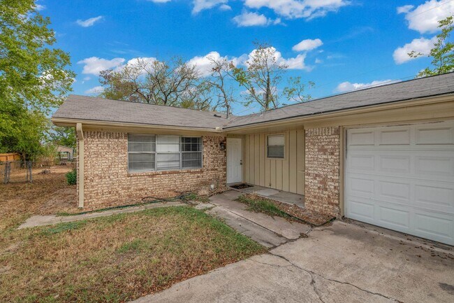 Building Photo - JULY 2025 PRE-LEASE!  4 Bedroom 2 Bathroom...