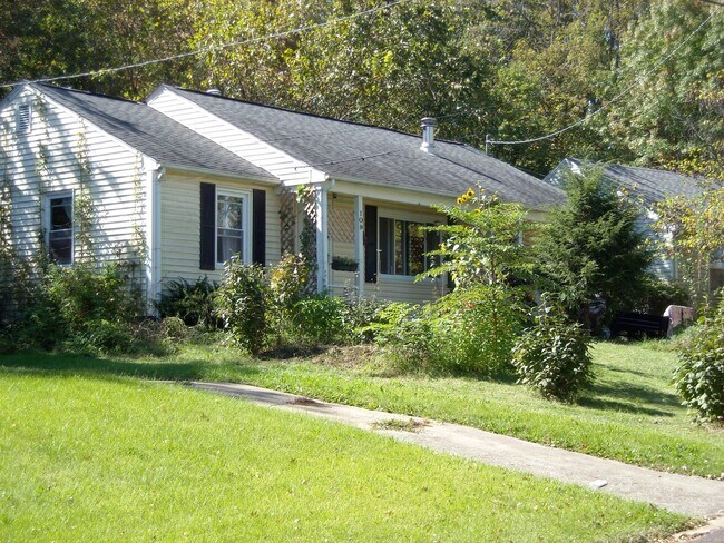 Foto del edificio - 2 Bedroom Single Family Home!  Updated pic...