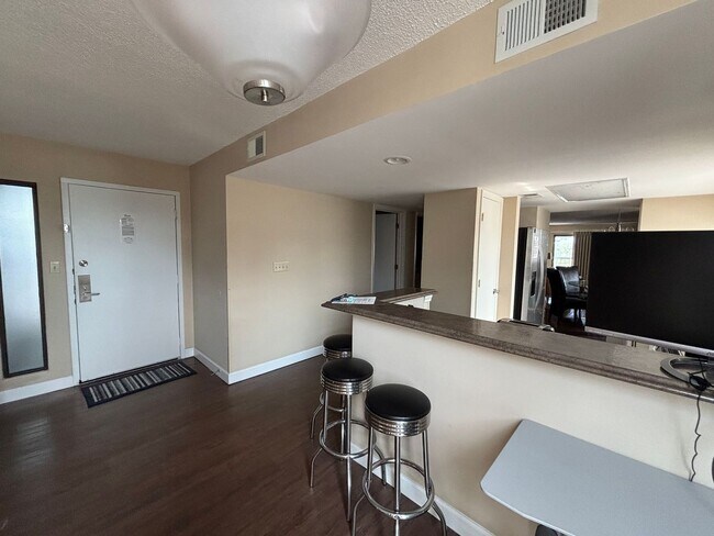 Building Photo - Nice 3 bedroom/3 bath furnished condo near...