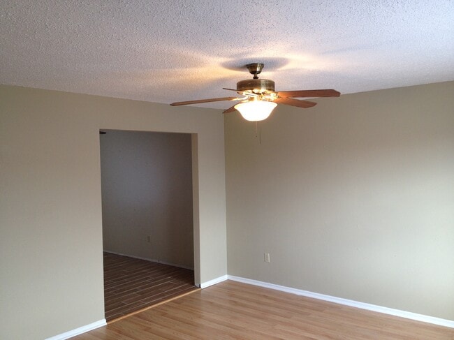 Building Photo - 1810 Parkwood Dr
