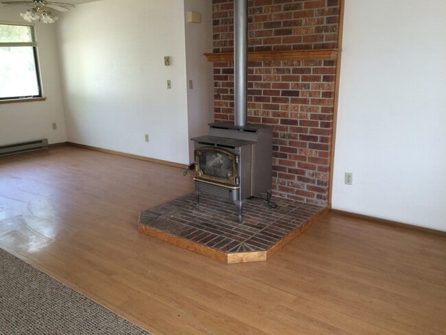 Building Photo - 4 Bedroom Home Under Radio Hill