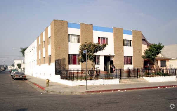 Primary Photo - 1327 Magnolia Ave