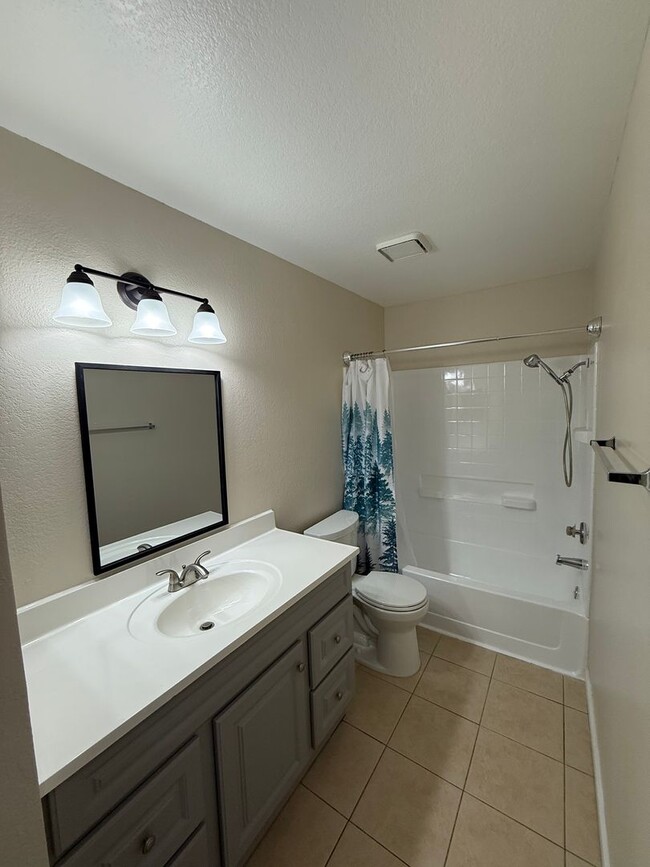 Building Photo - Front Gated 1 Bedroom Condo with AC, Dishw...