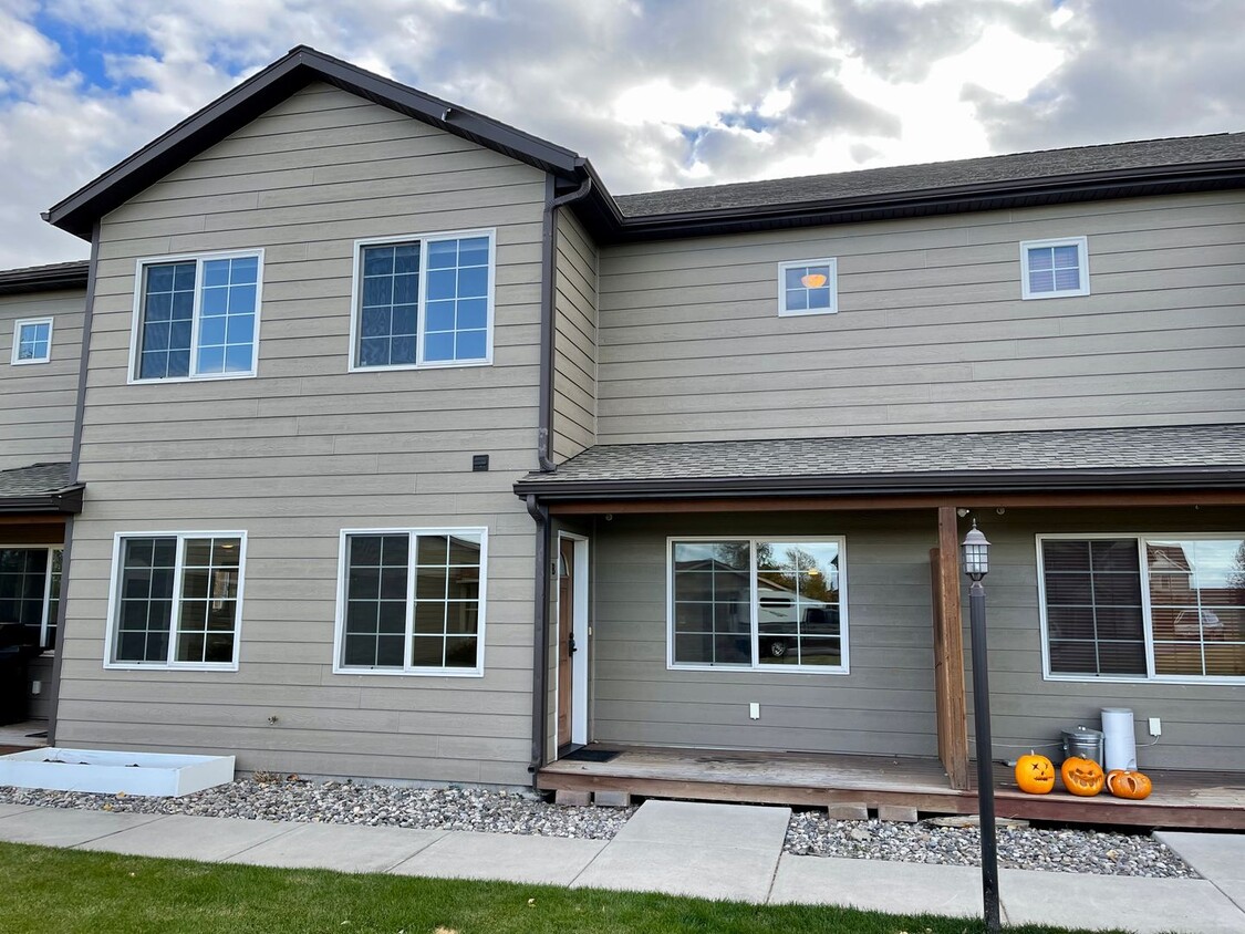 Primary Photo - Lovely 3 Bed 2.5 home with 2 car garage